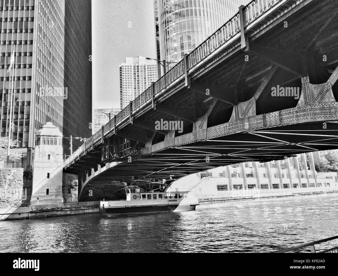 Bootstüberfahrt unter einer Brücke in der Stadt Chicago Stockfoto