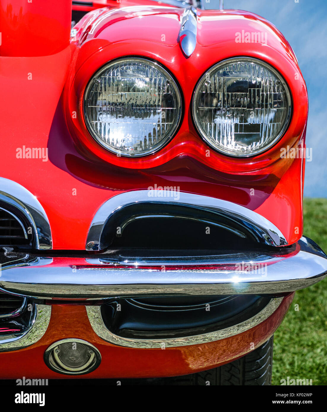 Vintage Red Sports Car – Vorderansicht, Scheinwerfer und Stoßfänger Stockfoto