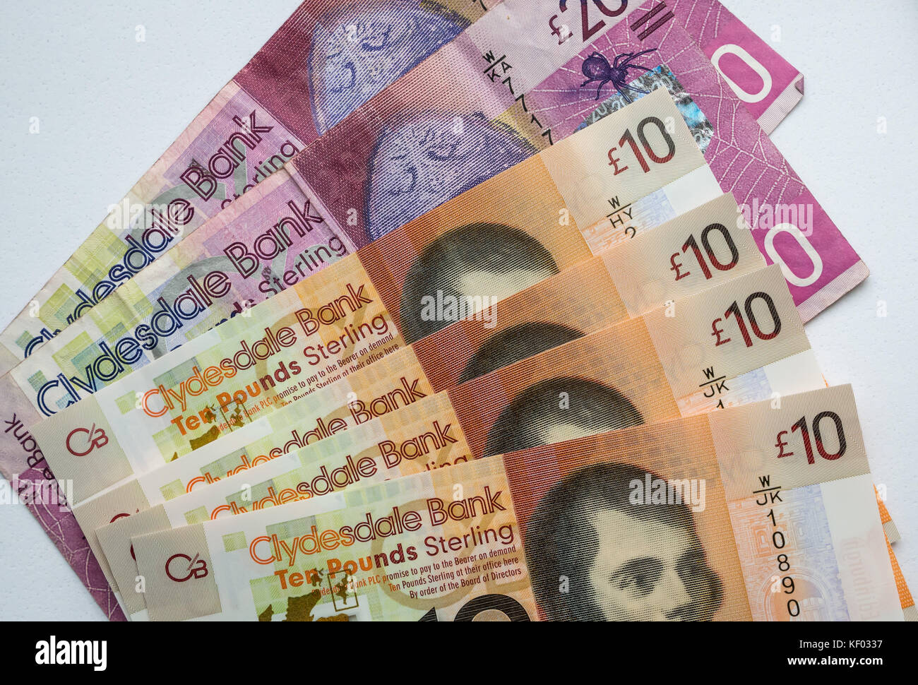 Nahaufnahme von Clydesdale Bank Schottischen 20 ppunds £ 20 und Kunststoff Polymer 10 £ 10 Banknoten mit Robert Burns auf weißem Hintergrund Stockfoto