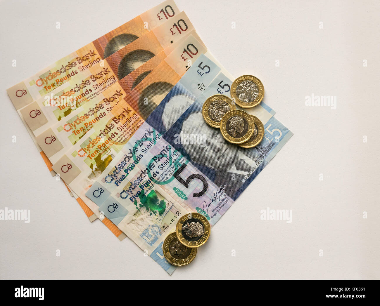Neue Kunststoff Polymer Clydesdale Bank Schottischen 10 £ 10, fünf Pfund £ 5 Banknoten und neuen sechseckigen ein Pfund £ 1 Münzen, auf einem weißen Hintergrund Stockfoto