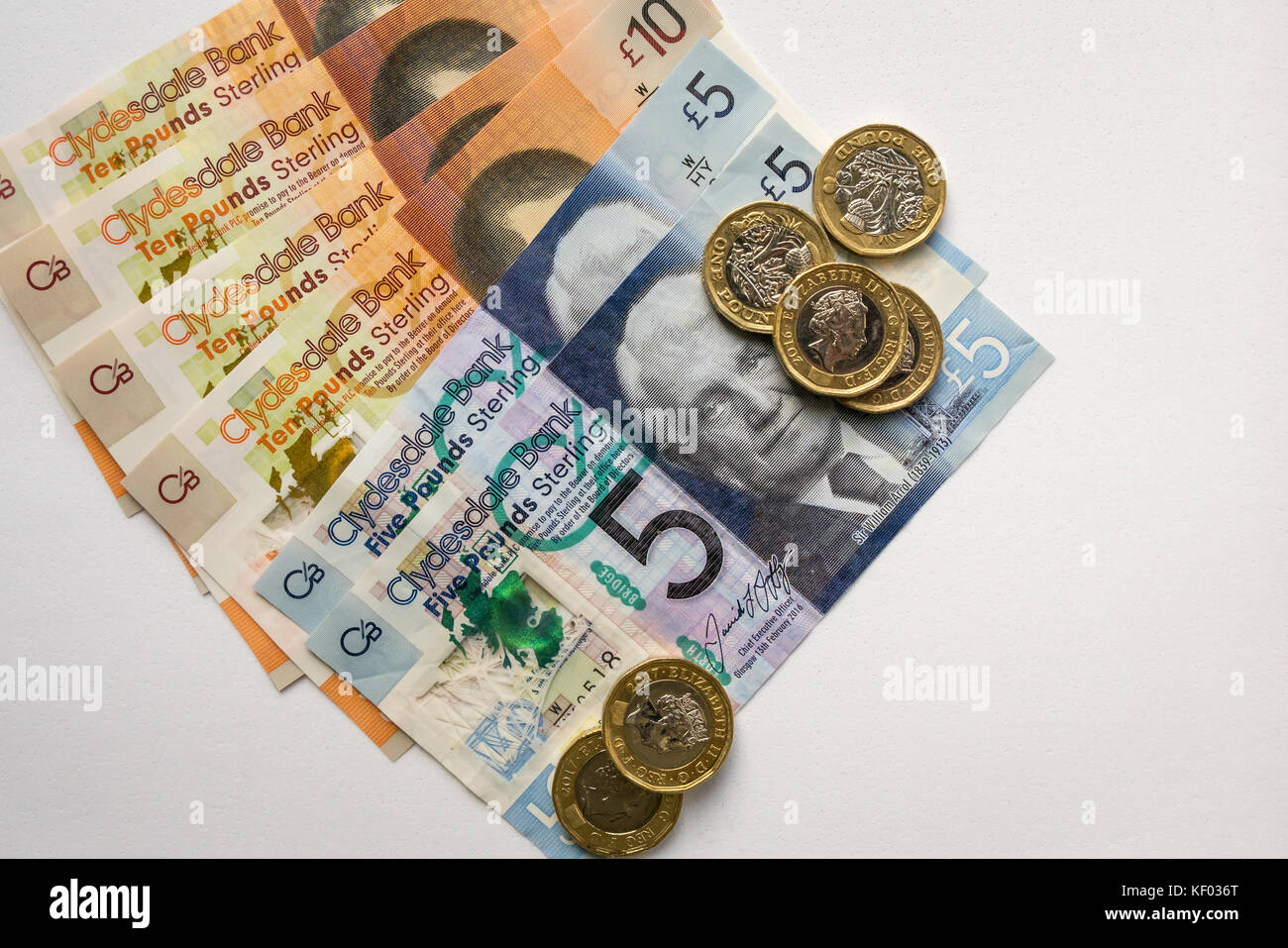 Neue Kunststoff Polymer Clydesdale Bank Schottischen 10 £ 10, fünf Pfund £ 5 Banknoten und neuen sechseckigen ein Pfund £ 1 Münzen, auf einem weißen Hintergrund Stockfoto