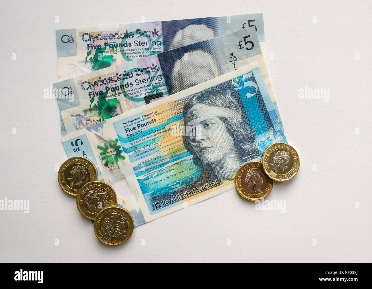 Neue Kunststoff Polymer Schottischen £ 5 fünf Pfund Banknoten von Clydesdale Bank und Royal Bank of Scotland und neue Sechseckige 1 £ ein Pfund Münzen Stockfoto
