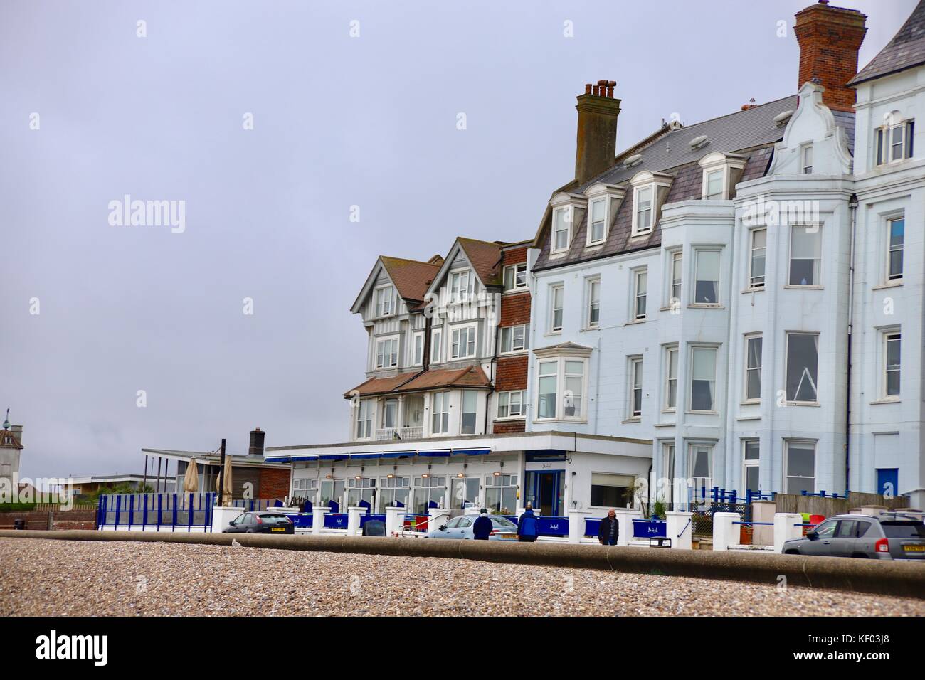 Das Hotel Brudenell liegt direkt am Meer in Aldeburgh, Suffolk, Großbritannien. Stockfoto