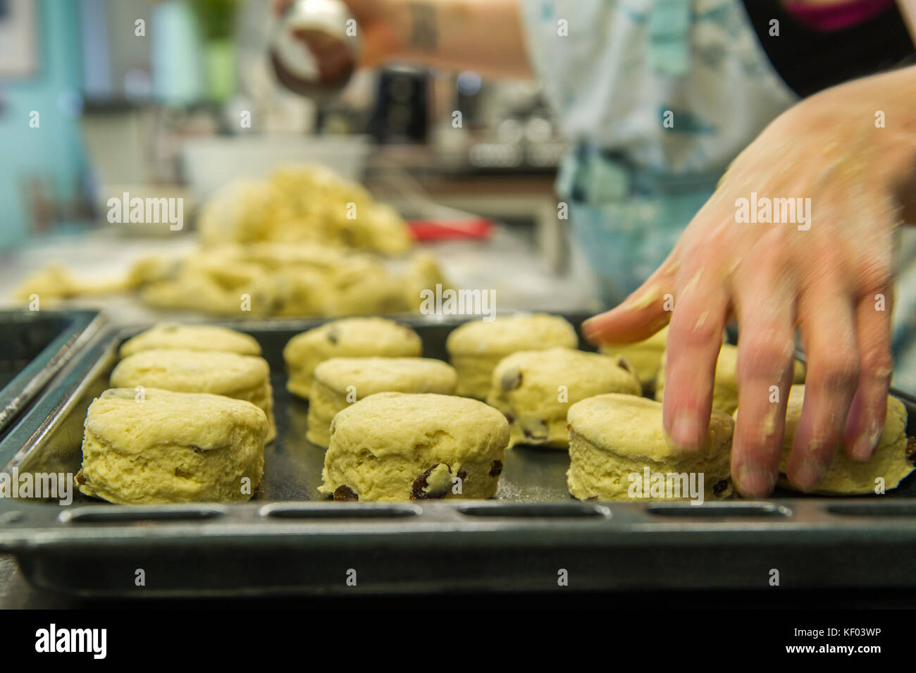 Bäckerin, die in einem kleinen Café in Schull, West Cork, Irland, Fruchtkegel macht. Stockfoto