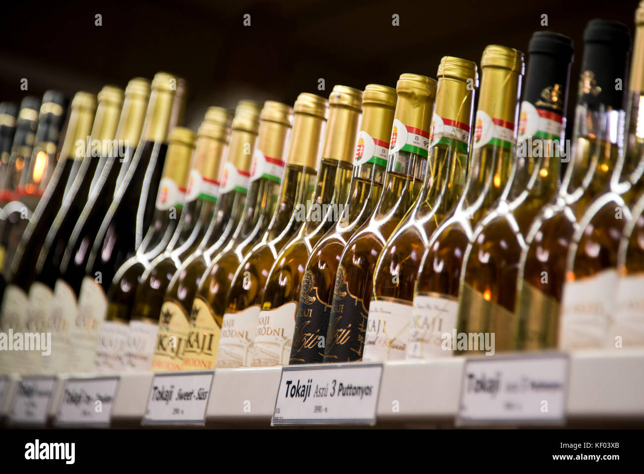 Horizontale Nahaufnahme von Flaschen Wein in Budapest. Stockfoto