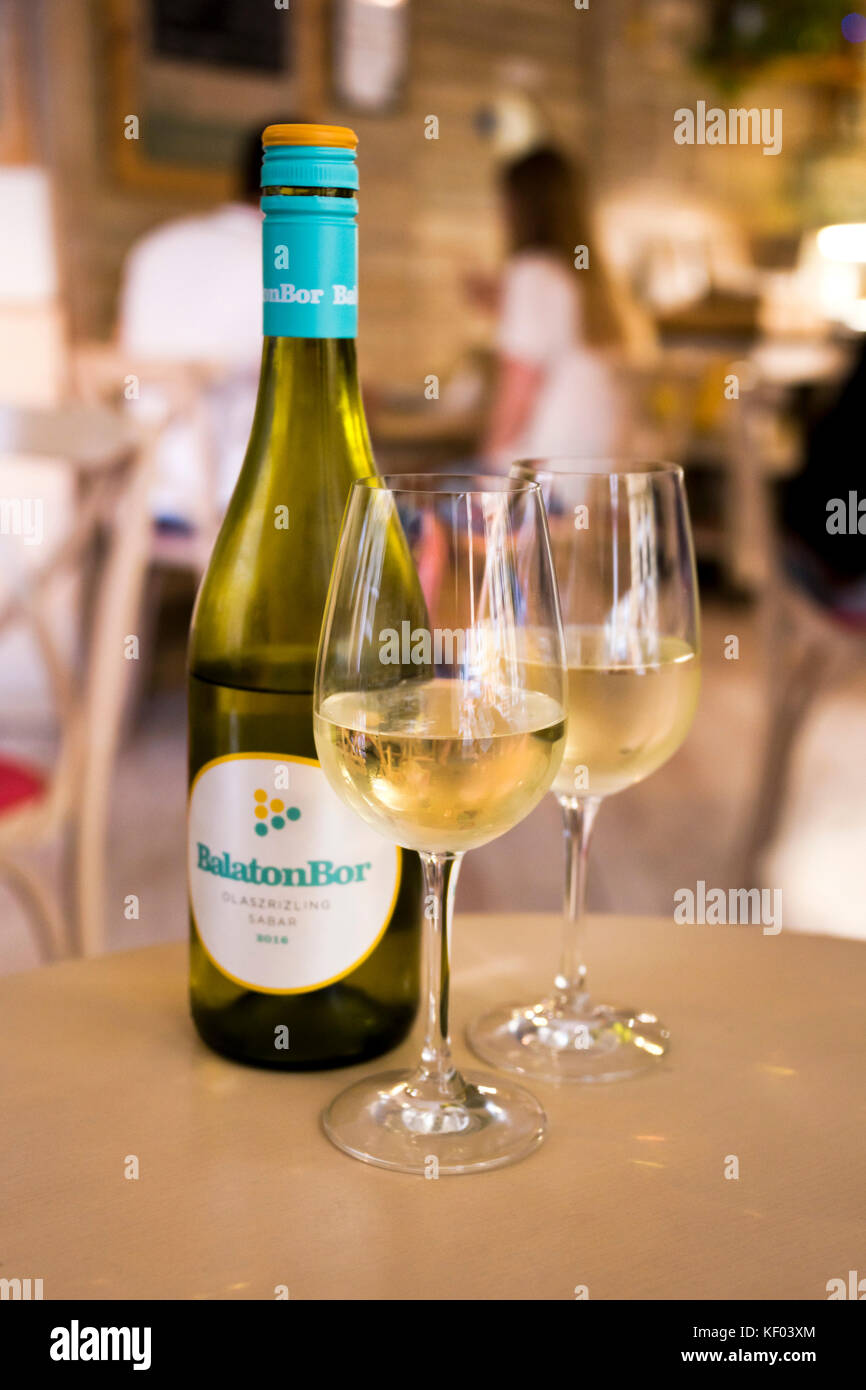 Vertikale Nahaufnahme von einer Flasche ungarischen Wein in einem Restaurant. Stockfoto
