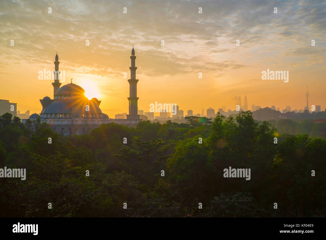 Majestic Sonnenaufgang am Kuala lumpur Bundesgebiet Moschee (Masjid wilayah My) Stockfoto