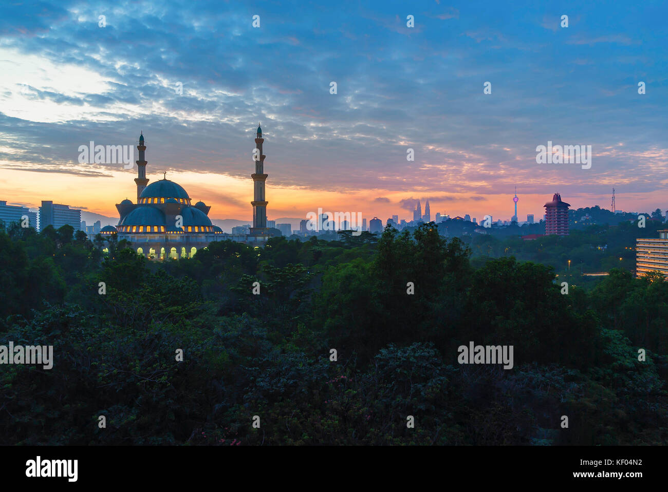 Majestic Sonnenaufgang am Kuala lumpur Bundesgebiet Moschee (Masjid wilayah My) Stockfoto