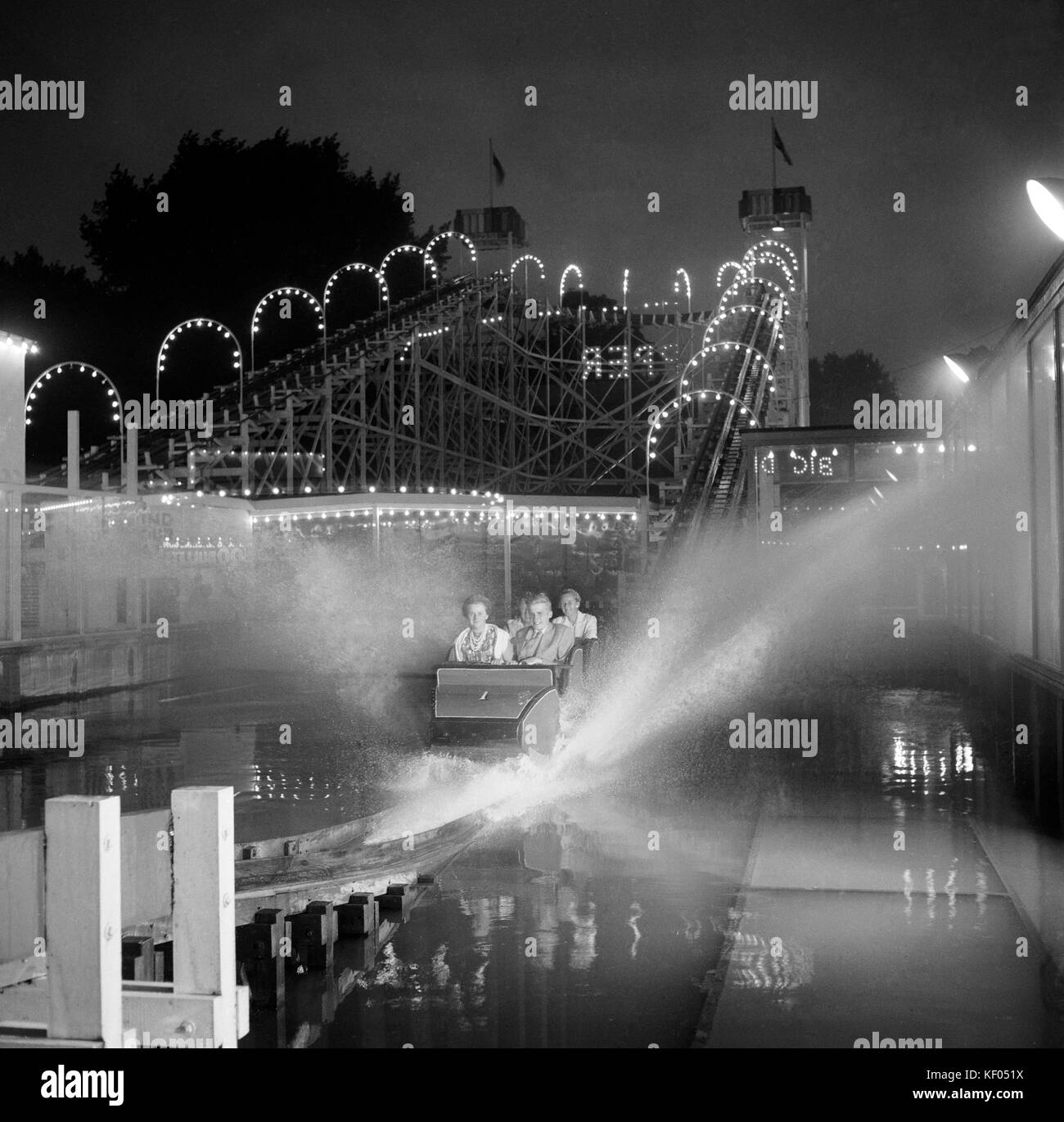 Festival Lustgärten, Battersea Park, Wandsworth, London. Passagiere, die waterchute Messe Fahrt an der Battersea Festival Gärten, Gre Stockfoto