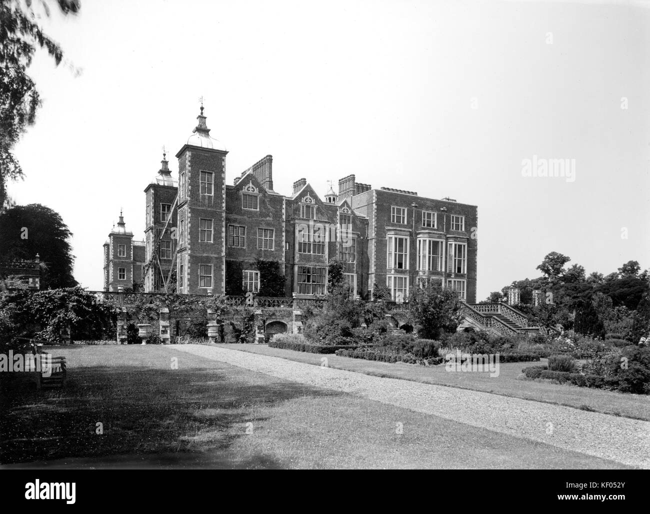 Hatfield House, Hertfordshire. Ein Blick auf das Gelände des Ostens Elevation. Von Herbert Felton 1959 fotografiert. Stockfoto