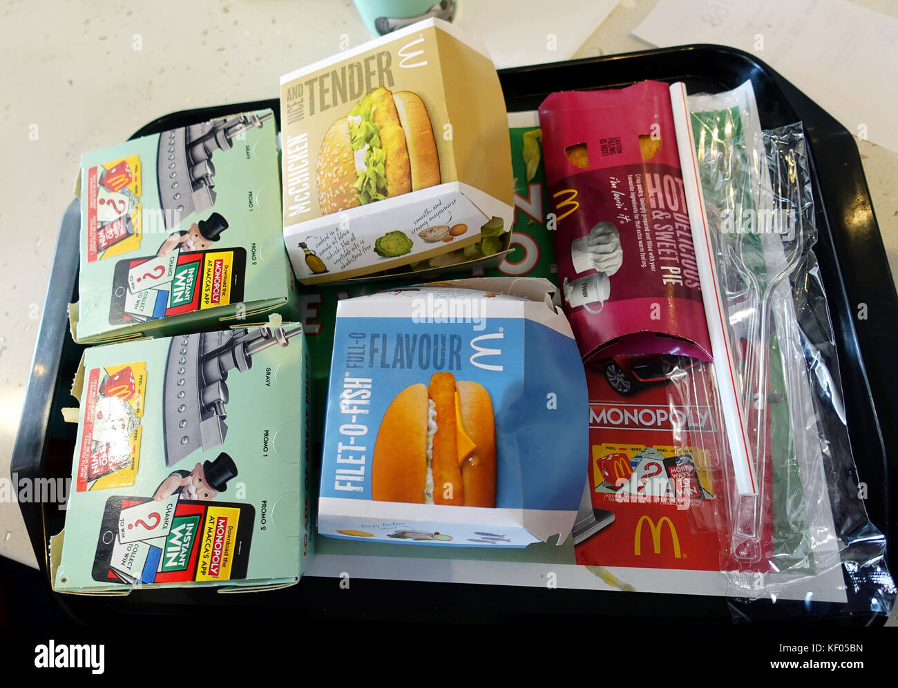 Die australische Mcdonald, Burger, Pommes frites und Apfelkuchen auf einem Tablett Stockfoto