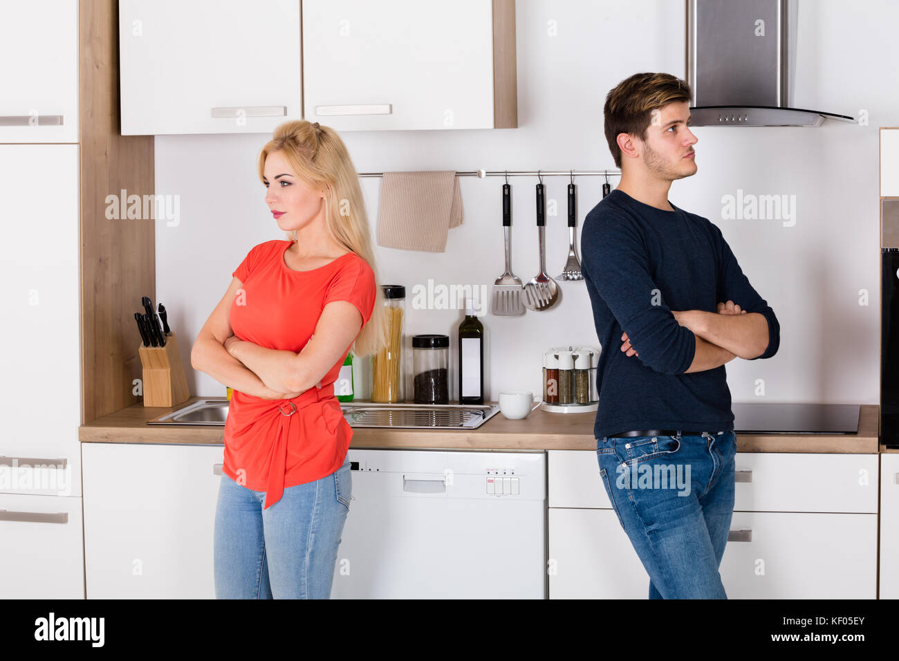 Traurige junge Paar mit Beziehung Schwierigkeiten sprechen über Untreue und Scheidung in der Küche Stockfoto