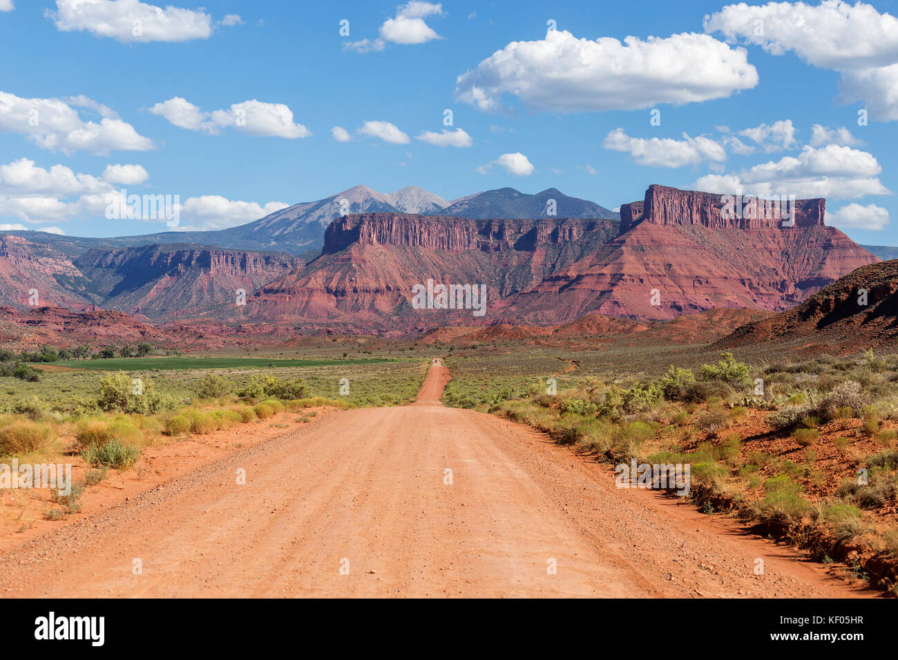 Gerade schmutzige Straße auf Schloss Valley, Moab, Utah Stockfoto