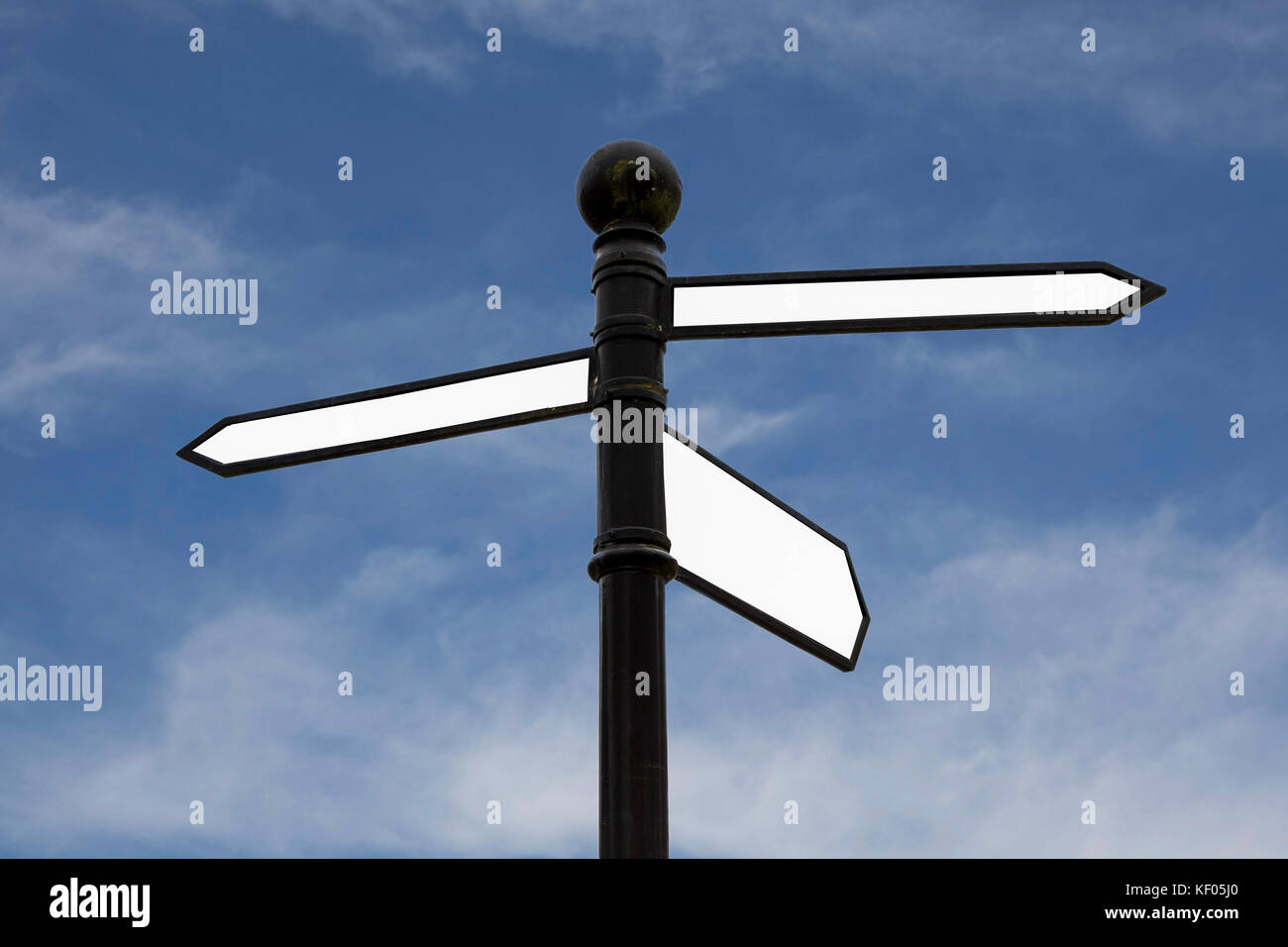 Leeres Schild auf blauen Himmel Hintergrund mit Kopie Raum Stockfoto