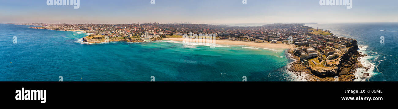 Breite Antenne Panorama von Sydney östlichen Vororten mit Blick auf das offene Meer des Pazifischen Ozeans mit Vista der weltberühmten Bondi Beach. Innenstadt Türme am Horizont. Stockfoto