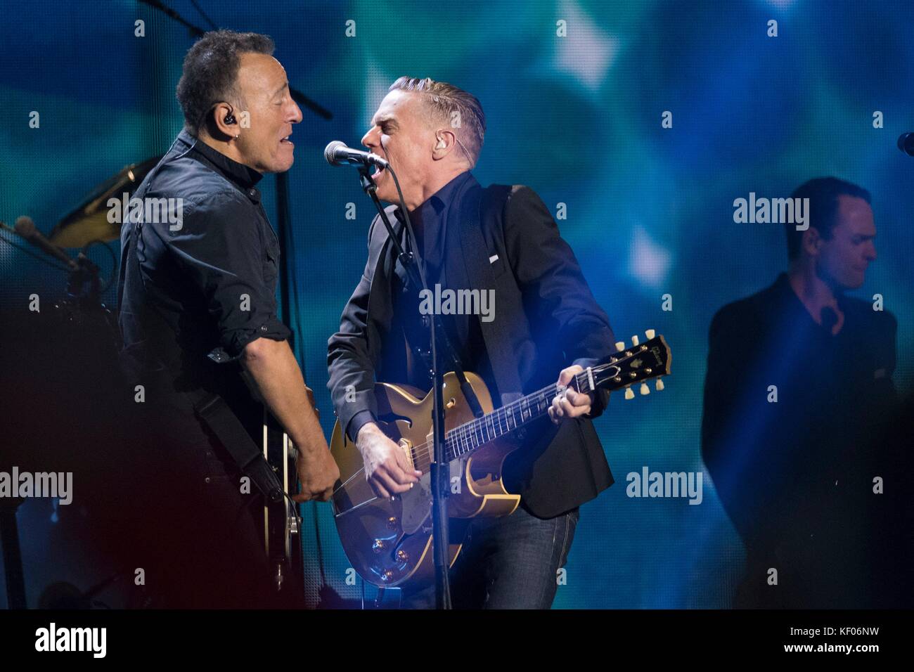 Die Sänger Bruce Springsteen (links) und Bryan Adams treten während der Abschlusszeremonie der Invictus Games im Air Canada Center am 30. September 2017 in Toronto auf. Die Invictus Games sind eine internationale Paralympische Veranstaltung für verletzte oder kranke Militärs und Veteranen. Stockfoto