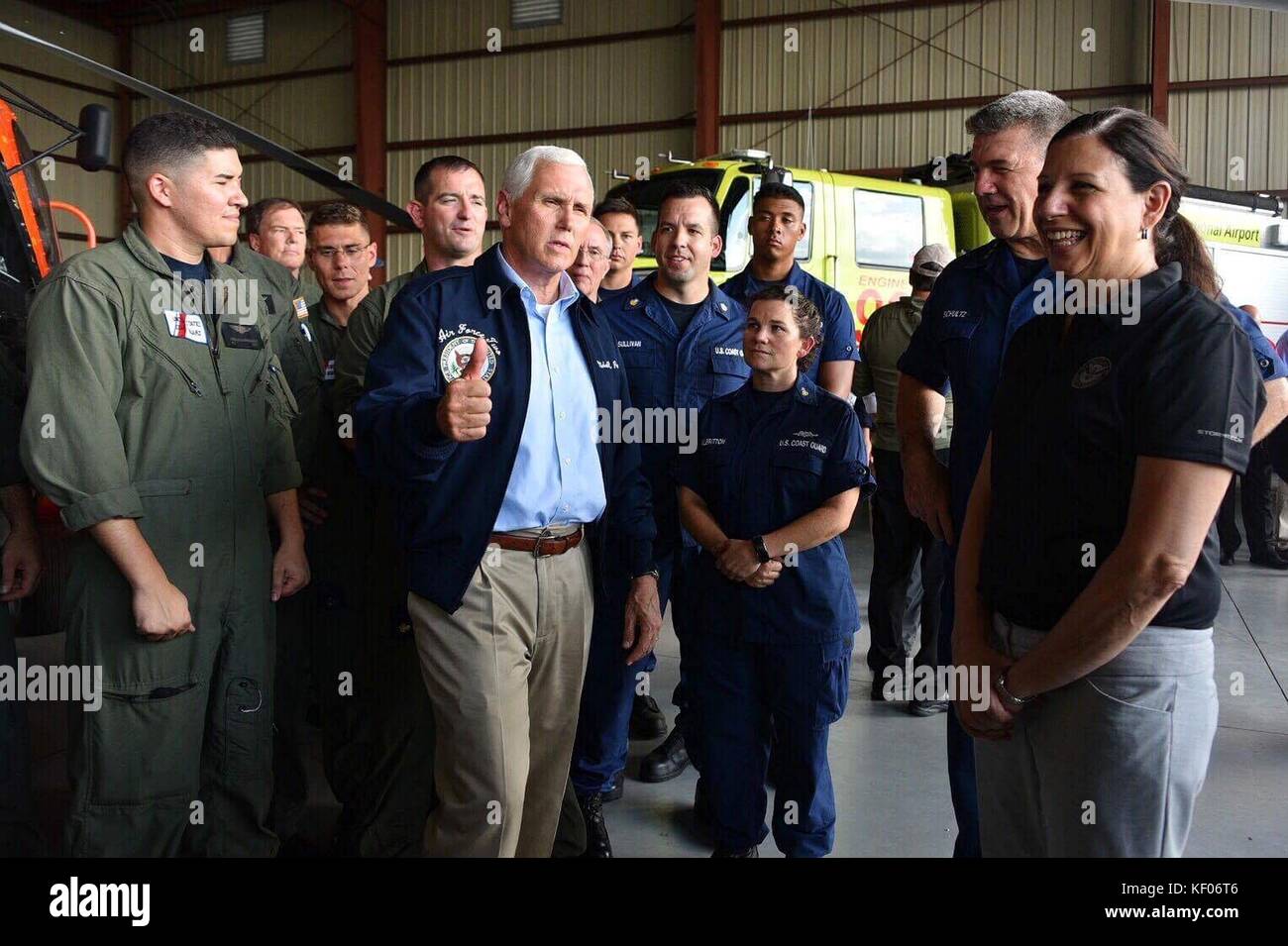 US-Vizepräsident Mike Pence, Vize-Admiral Karl Schultz und die amtierende Innenministerin Elaine Duke treffen sich nach dem Hurrikan Irma vom 14. September 2017 in ft. Myers, Florida. Stockfoto