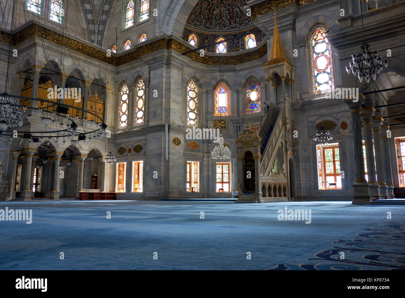 Innenraum der Nuruosmaniye Moschee, einer alten osmanischen Moschee, in der çemberlitaş Nachbarschaft der Fatih Bezirk in Istanbul, Türkei. Stockfoto