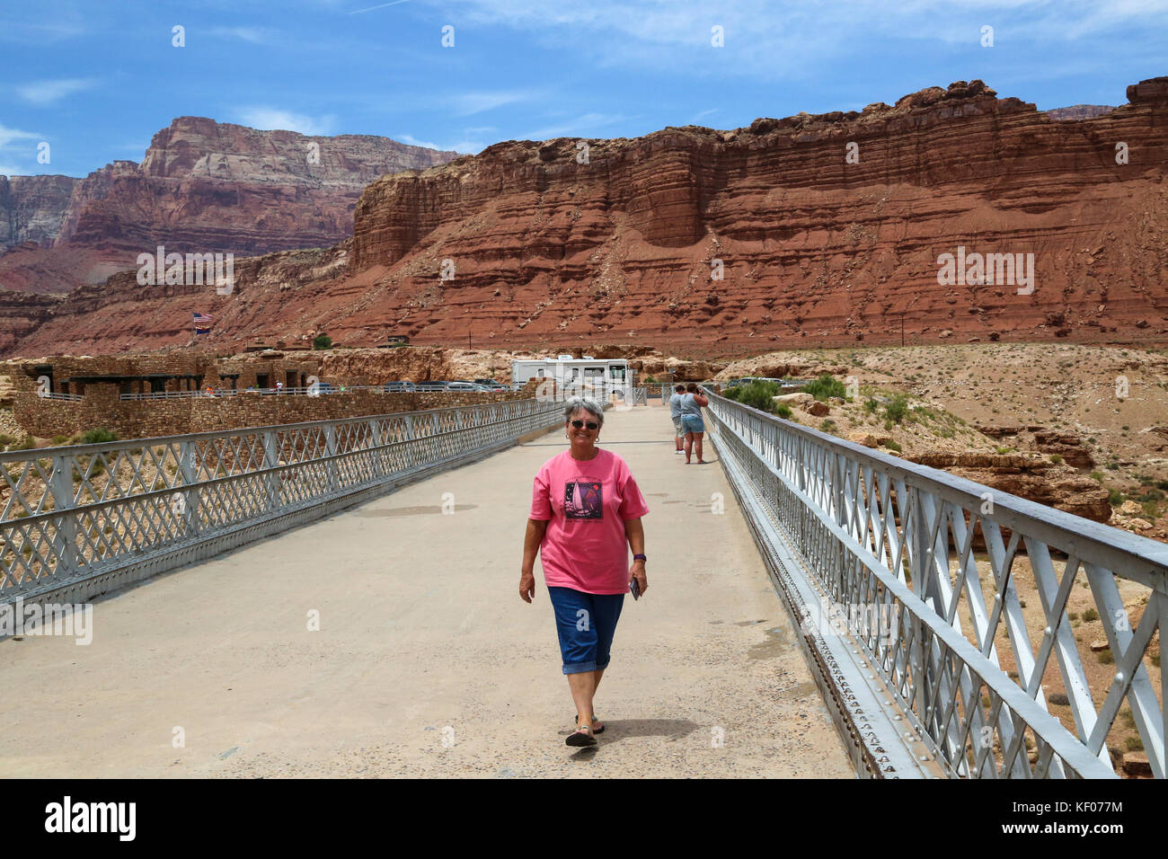 Die Fußbrücke liegt neben der Straßenbrücke (AKA Navajo Bridge) am Marble Canyon, AZ Stockfoto