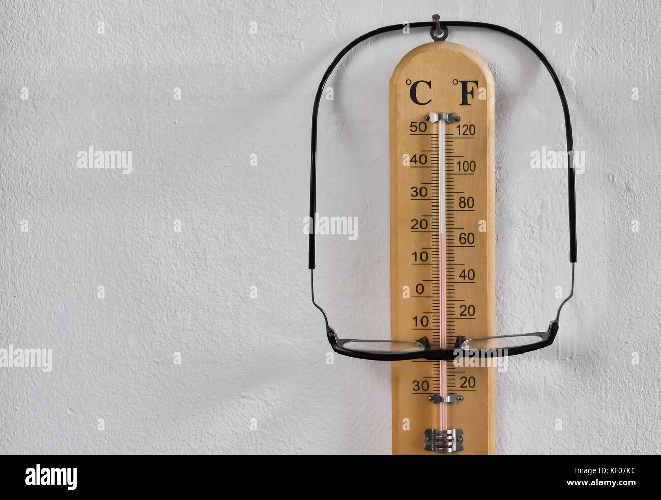 Home Thermometer und Gläser an die Wand im Zimmer Stockfoto