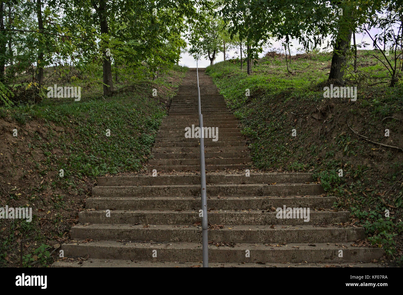 Beton Treppe hinauf auf den Hügel zum Seitenanfang Stockfoto