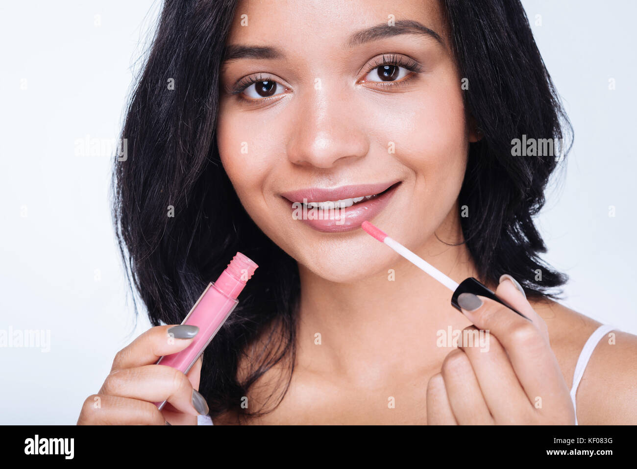 Nahaufnahme der eine hübsche Frau Anwendung Lip Gloss Stockfoto