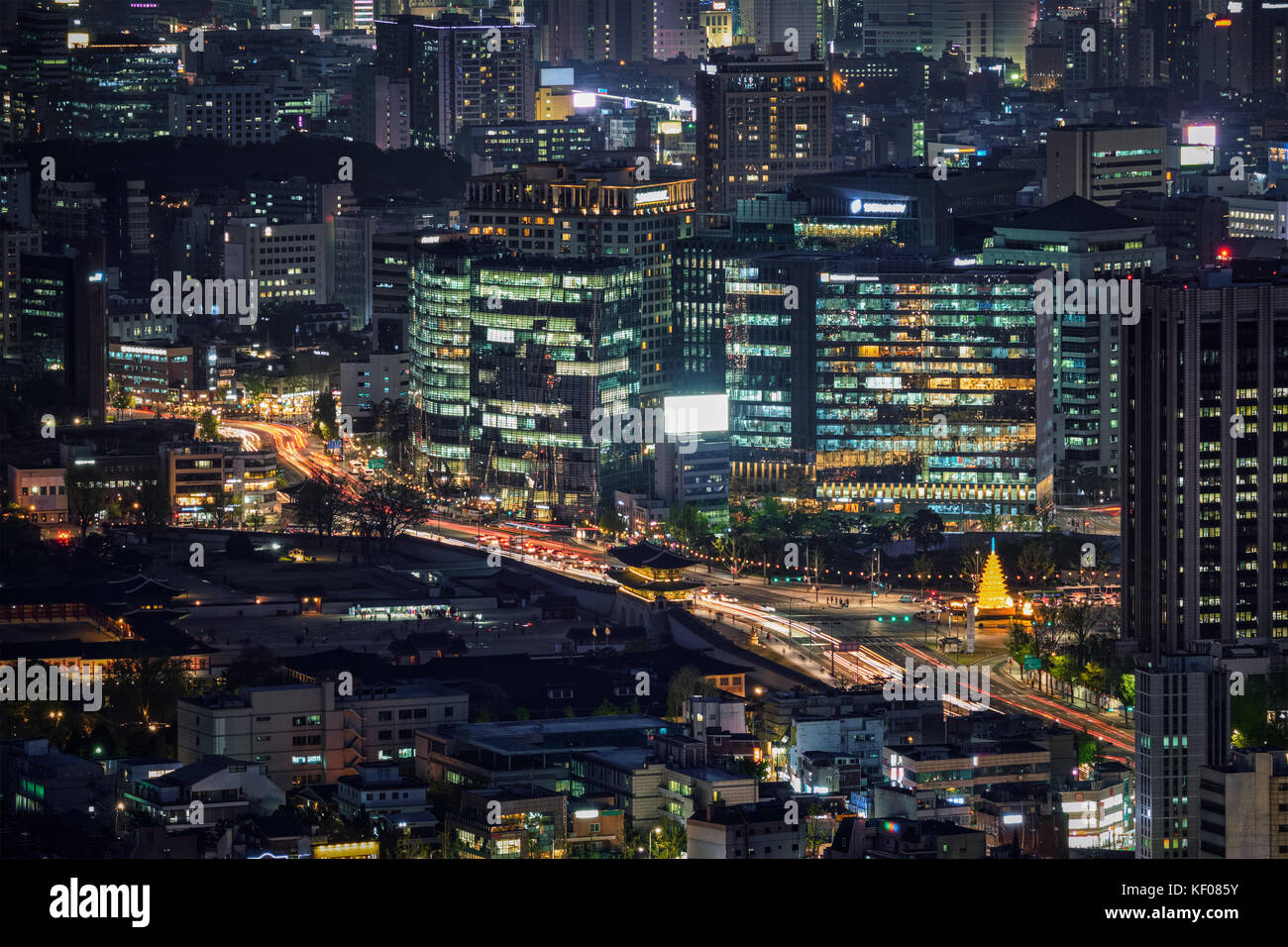 Wolkenkratzer in der Nacht in Seoul, Südkorea. Stockfoto