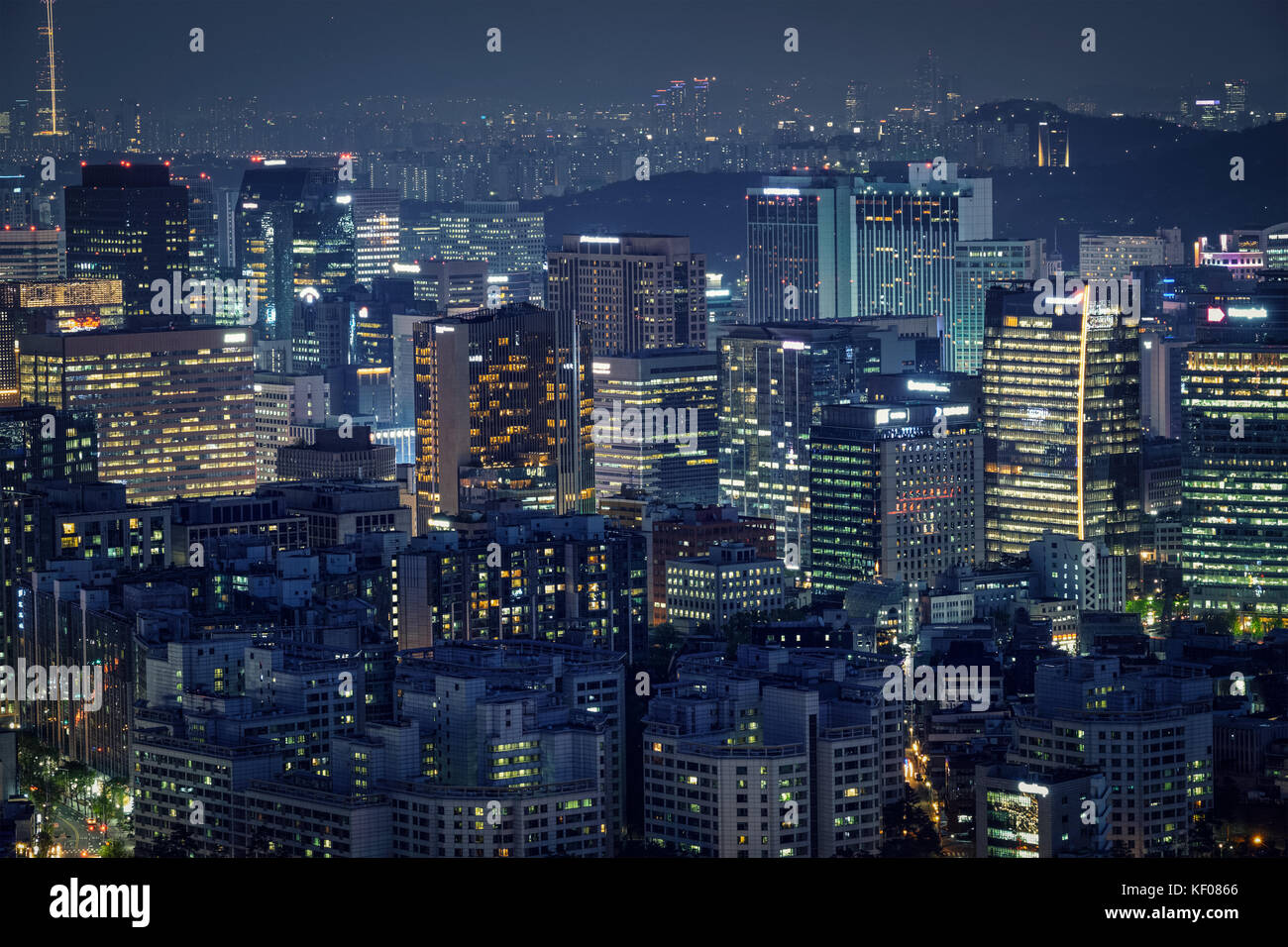Wolkenkratzer in der Nacht in Seoul, Südkorea. Stockfoto