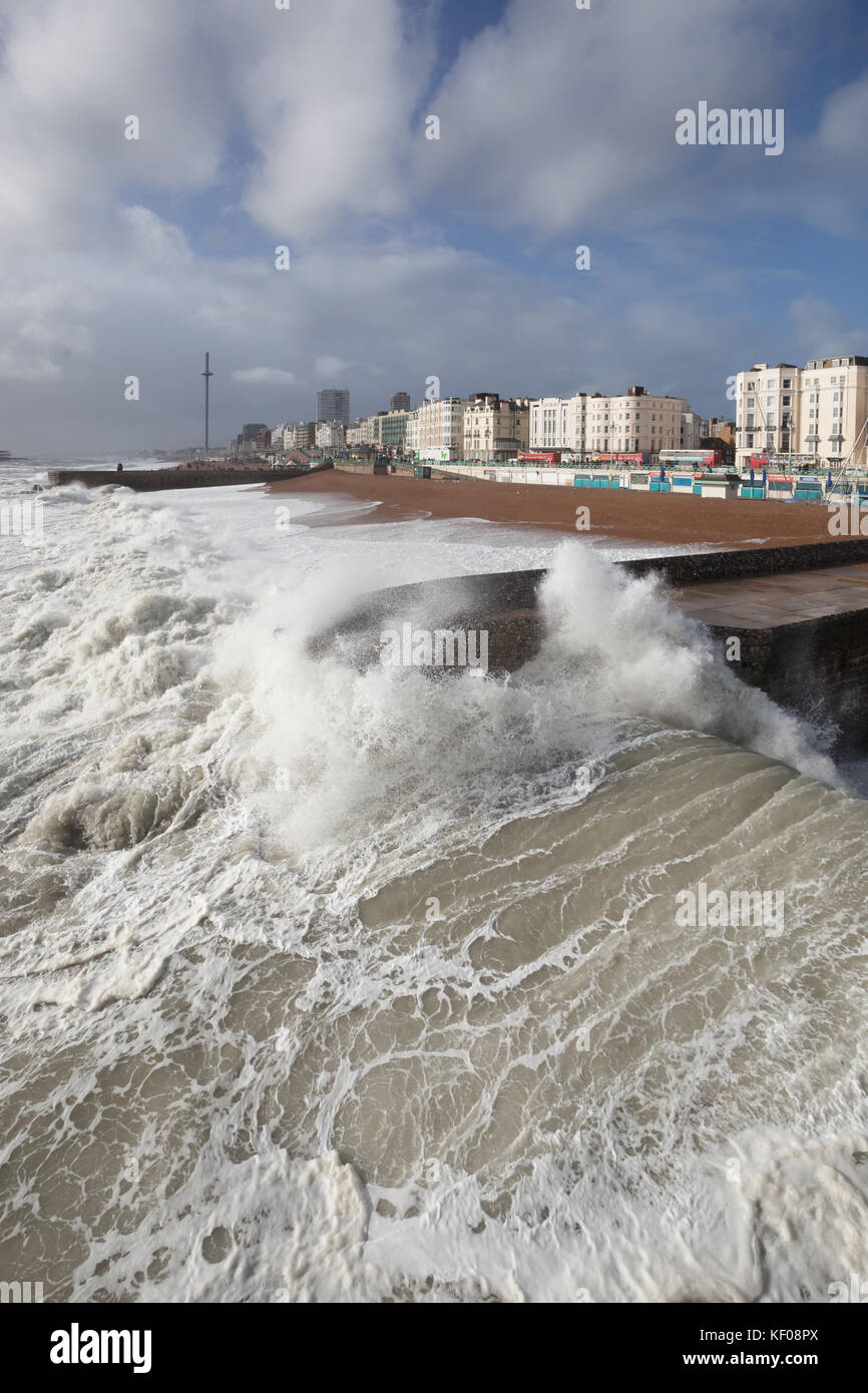 Brighton Seafront - Wellen auf groyne an einem stürmischen Tag. (Sturm Brian) Stockfoto