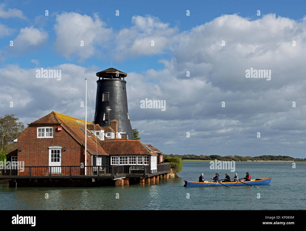 Ruderboot und Langstone Mühle, Havant, Hampshire, England Großbritannien Stockfoto