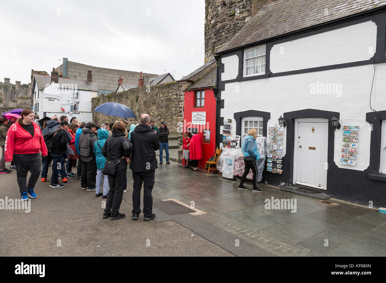 Touristische Warteschlange außerhalb Britains kleinste Haus, Kai Haus, Conwy Stockfoto