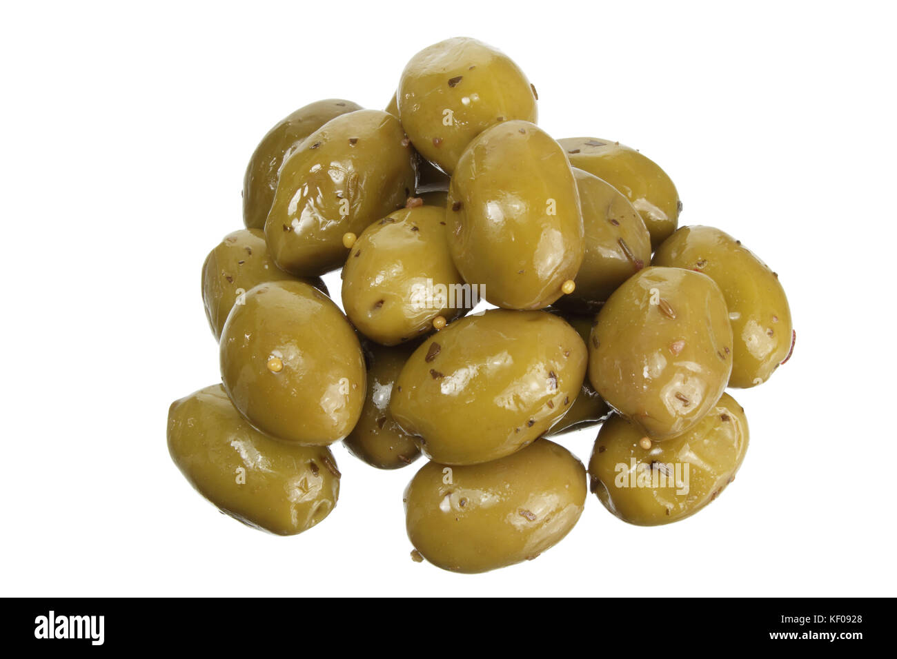 grüne Oliven auf weißem Hintergrund Stockfoto
