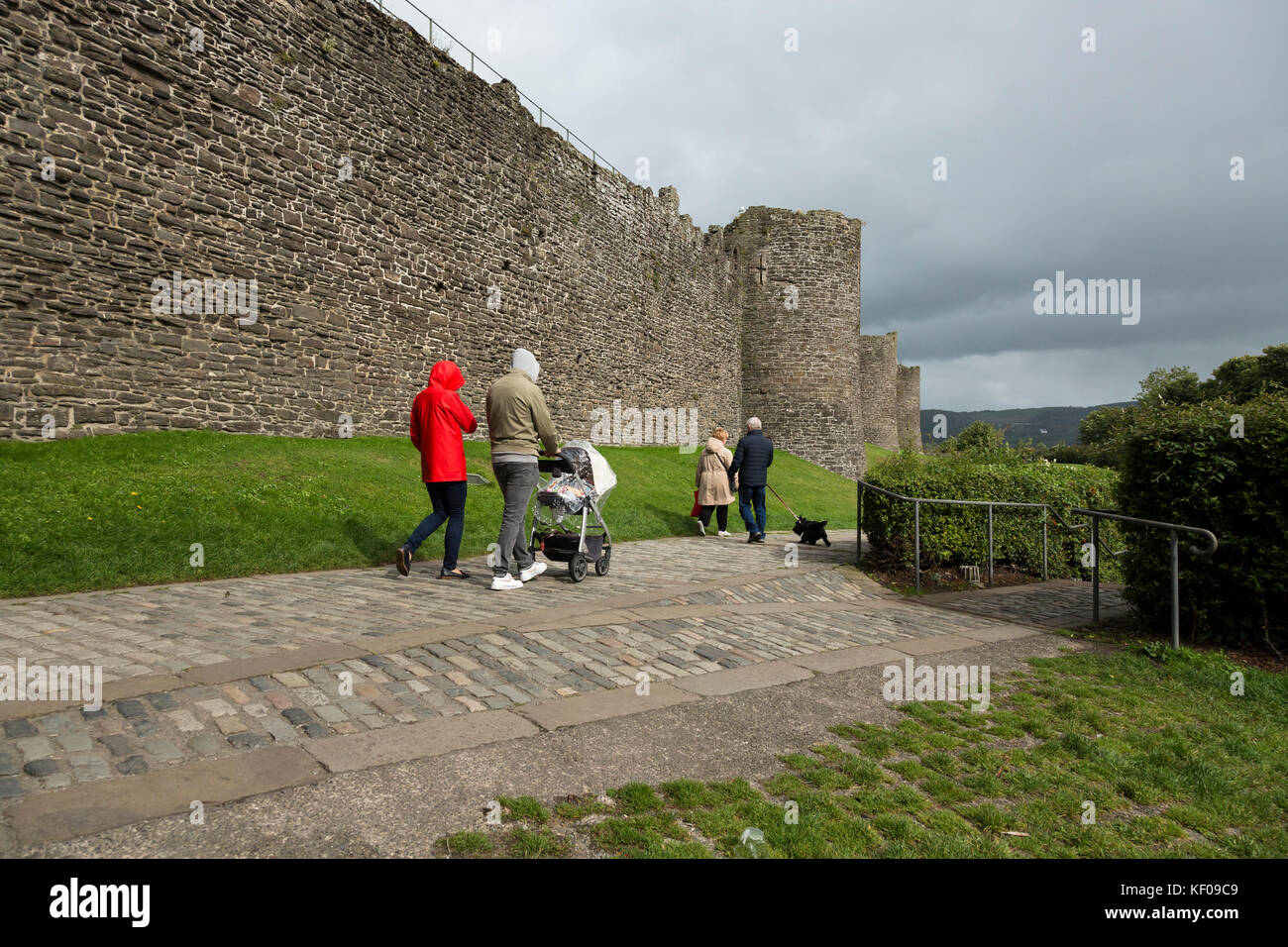 Touristen an der mittelalterlichen Stadtmauer, Conwy Castle North Wales Stockfoto