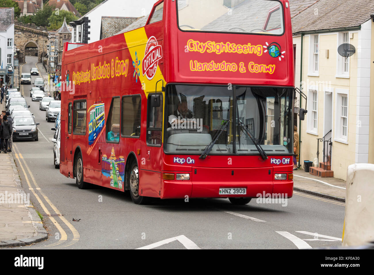 Conwy Stadt High Street Szene mit Bus Stockfoto