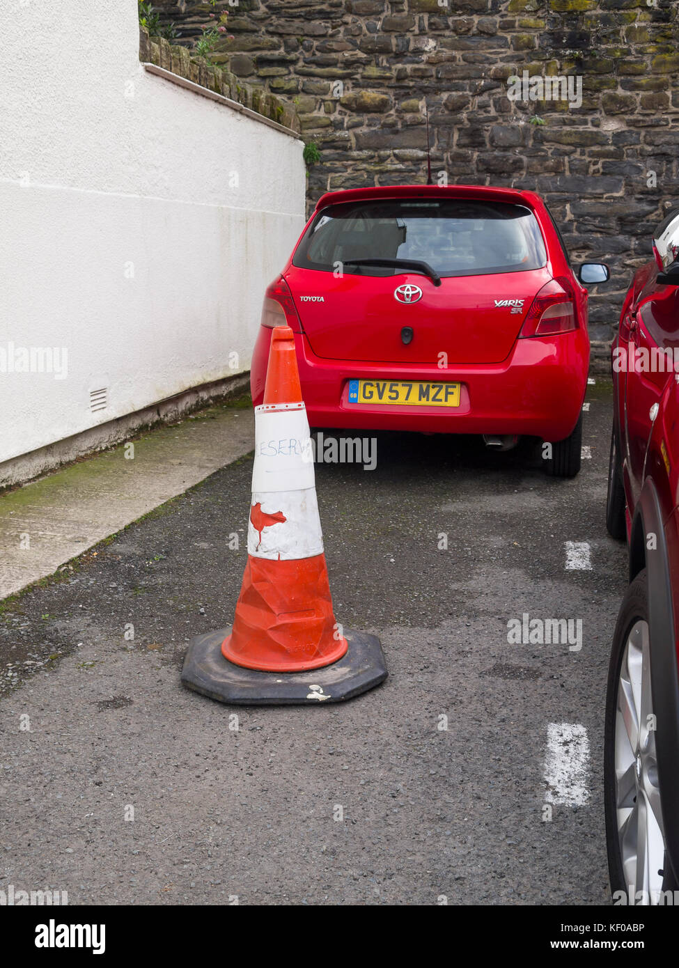 Hausgemachte reservierten Parkplatz Schild auf Leitkegel Stockfoto