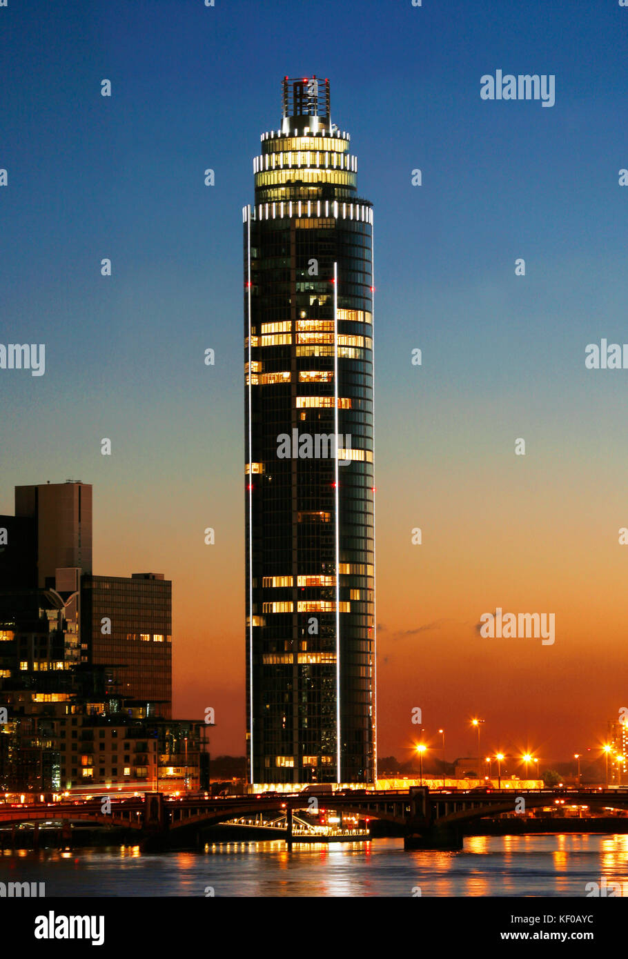 London - 19.November: Nacht Blick auf St. George Wharf Tower, Wohnwolkenkratzer, 181 Meter, 50 Stockwerke, das höchste Wohnhaus in London auf Keine Stockfoto