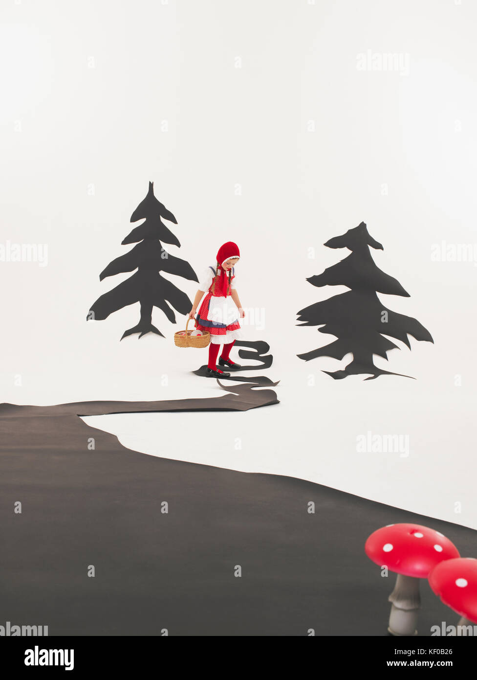 Kleines Mädchen verkleidet als Red Riding Hood Stockfoto