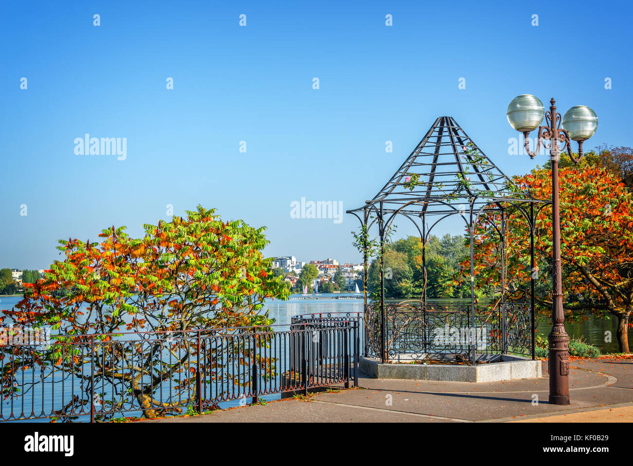 Alte vintage bunte Boote auf dem See von Enghien-les-Bains in der Nähe von Paris, Frankreich Stockfoto