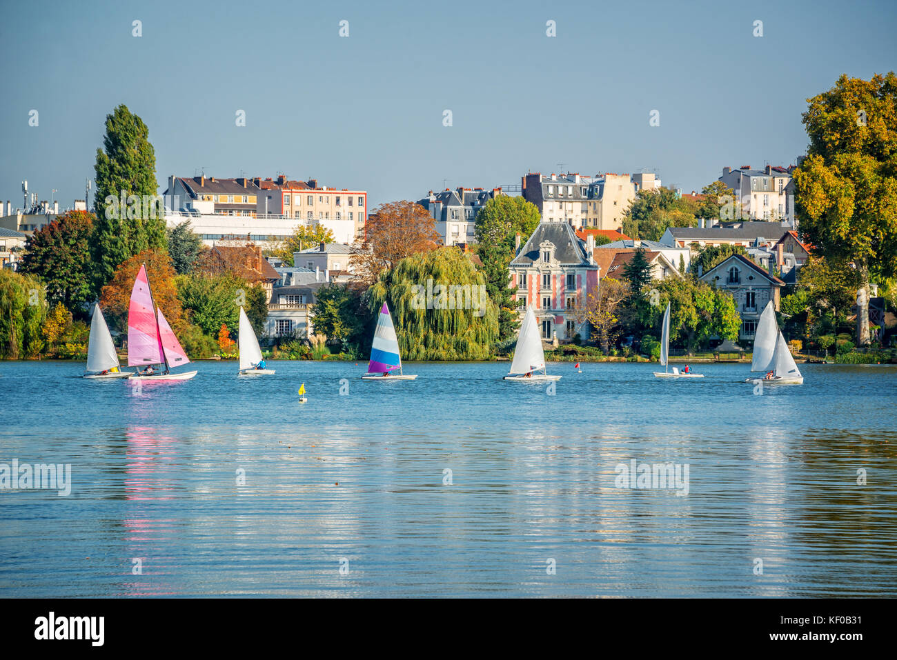 Segelboote auf dem See von Enghien-les-Bains in der Nähe von Paris, Frankreich Stockfoto