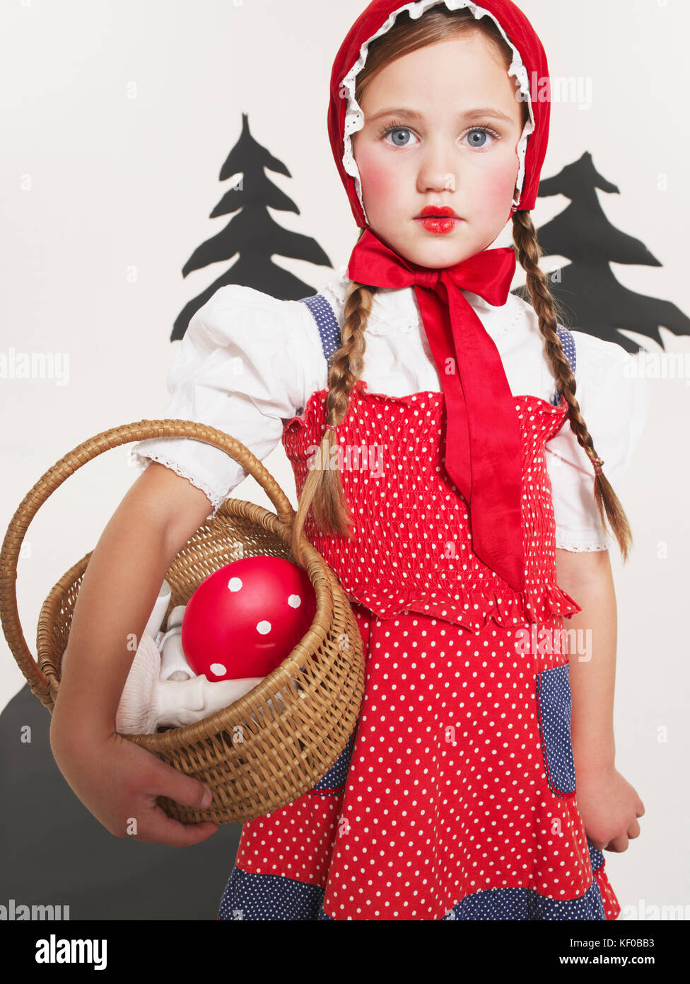 Portrait von kleinen Mädchen als Rotkäppchen verkleidet Stockfoto