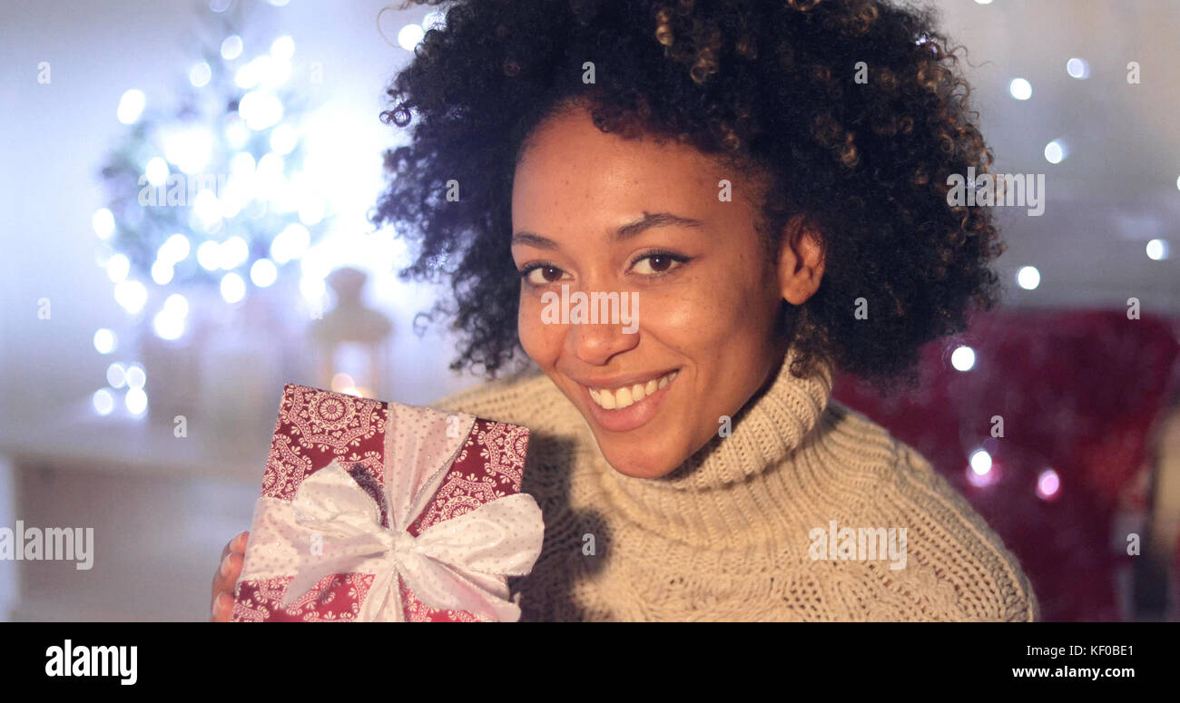 Frau mit Geschenk mit Kopie Raum Stockfoto