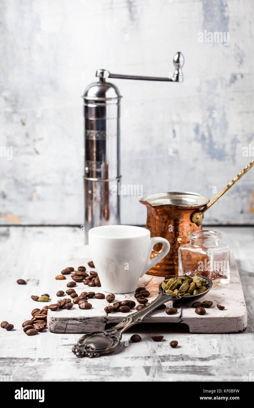 Zutaten und Zubehör für die Zubereitung arabischer Kaffee Stockfoto