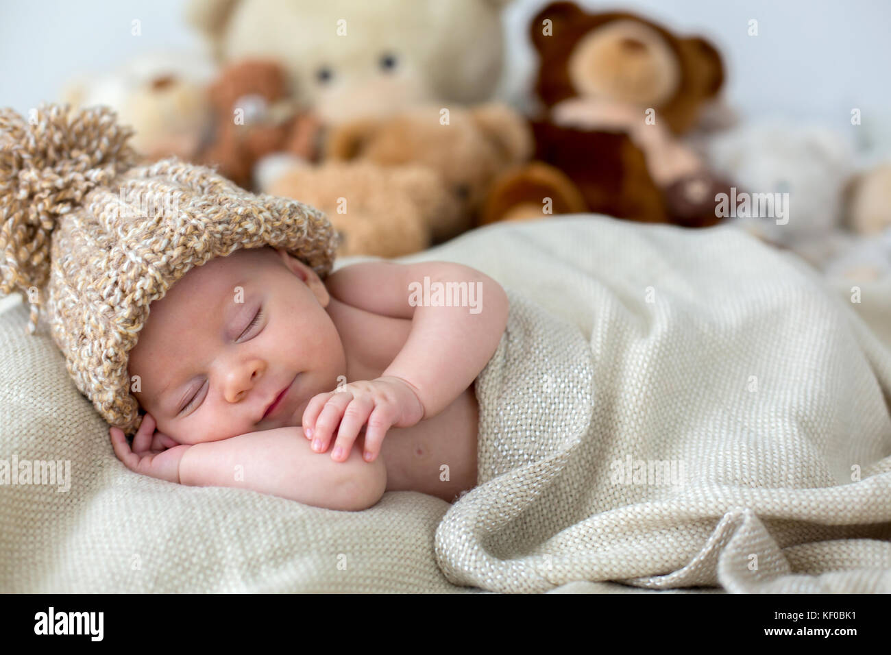 Dem kleinen neugeborenen Baby Boy, Schlafen mit Teddybären zu Hause im Bett, Kind mit Spielzeug Stockfoto