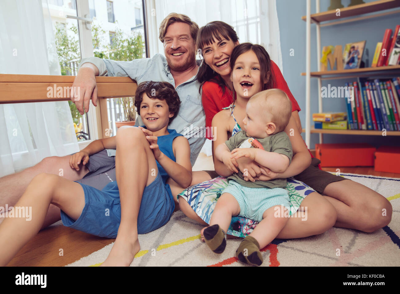 Happy Family im Kinderzimmer Stockfoto