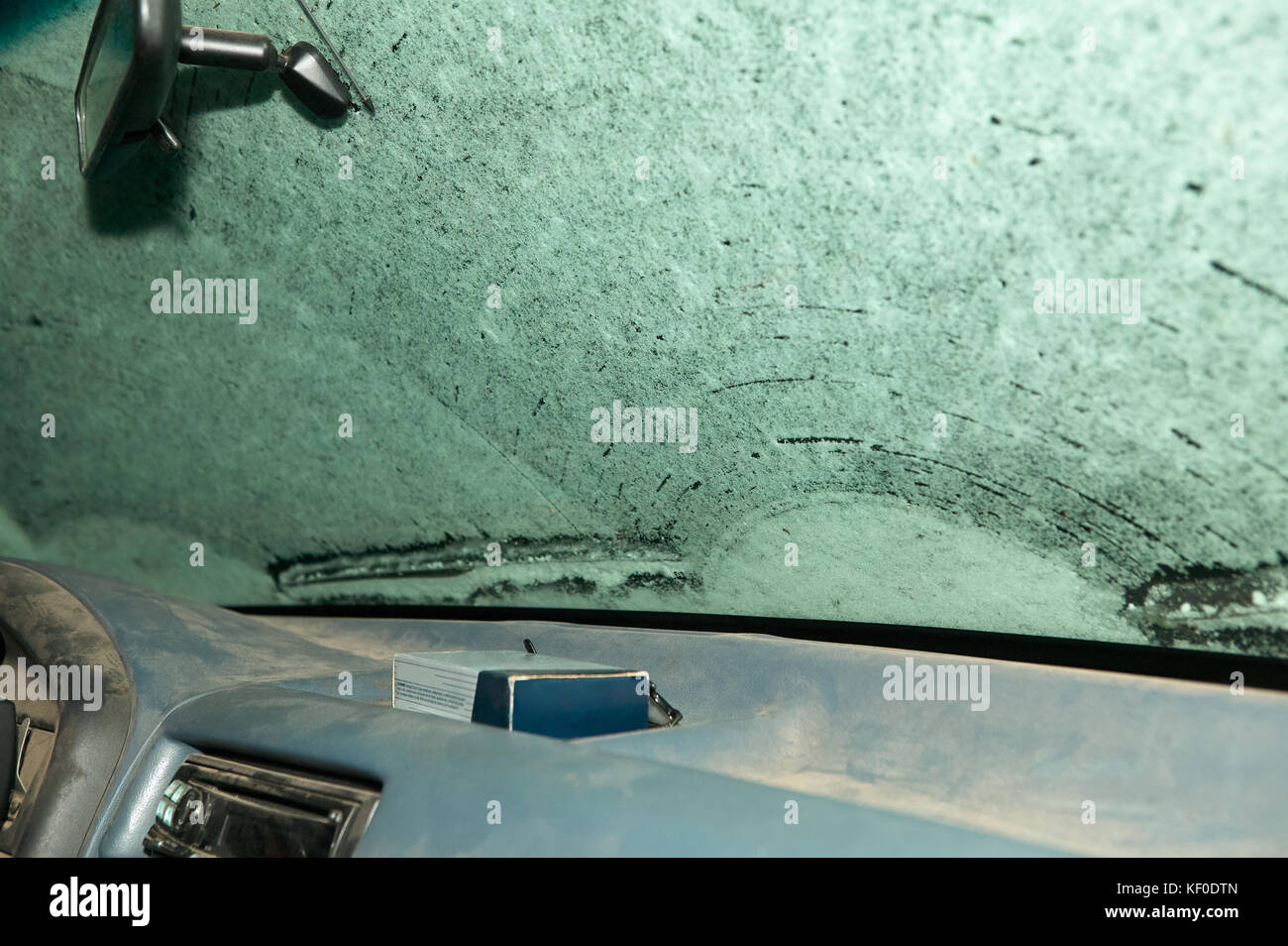 Der Innenraum der Windschutzscheibe und der Konsole eines stark im Fahrzeug geschneit. Stockfoto