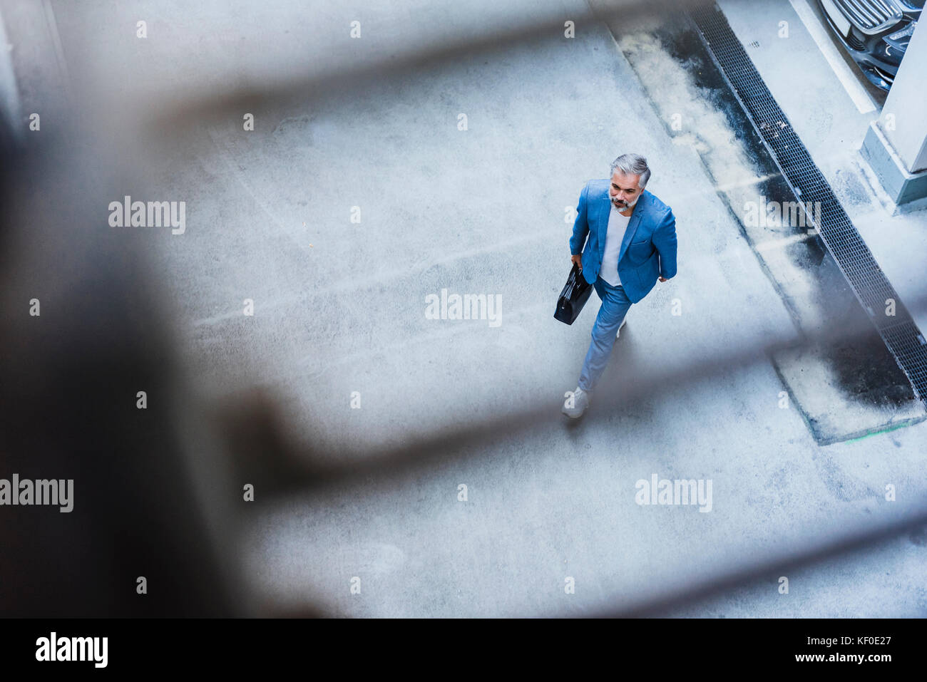 Geschäftsmann walking Holding Tasche Stockfoto