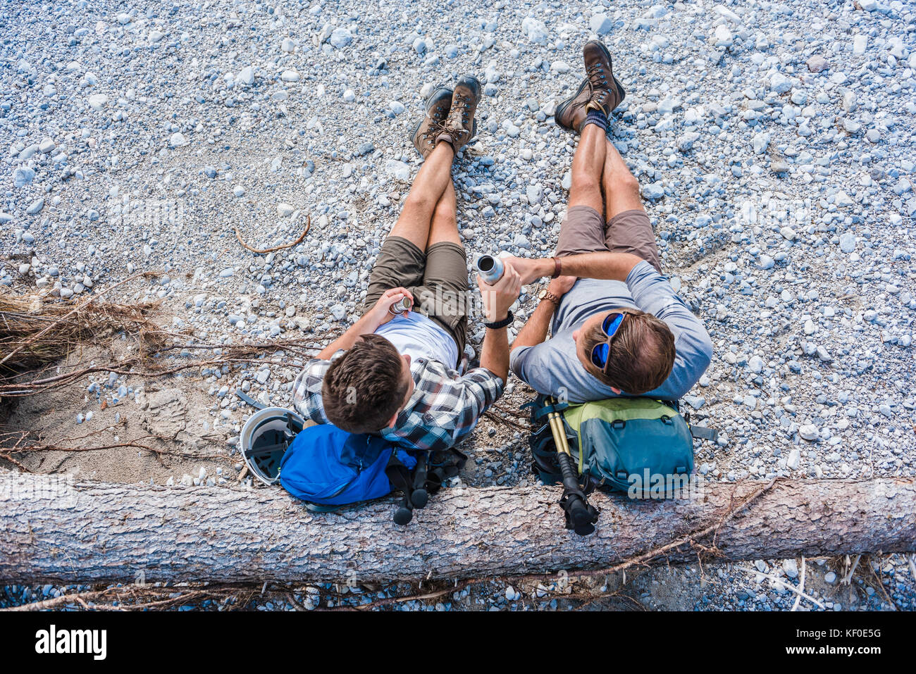 Zwei Wanderer sich erholend, Ansicht von oben Stockfoto