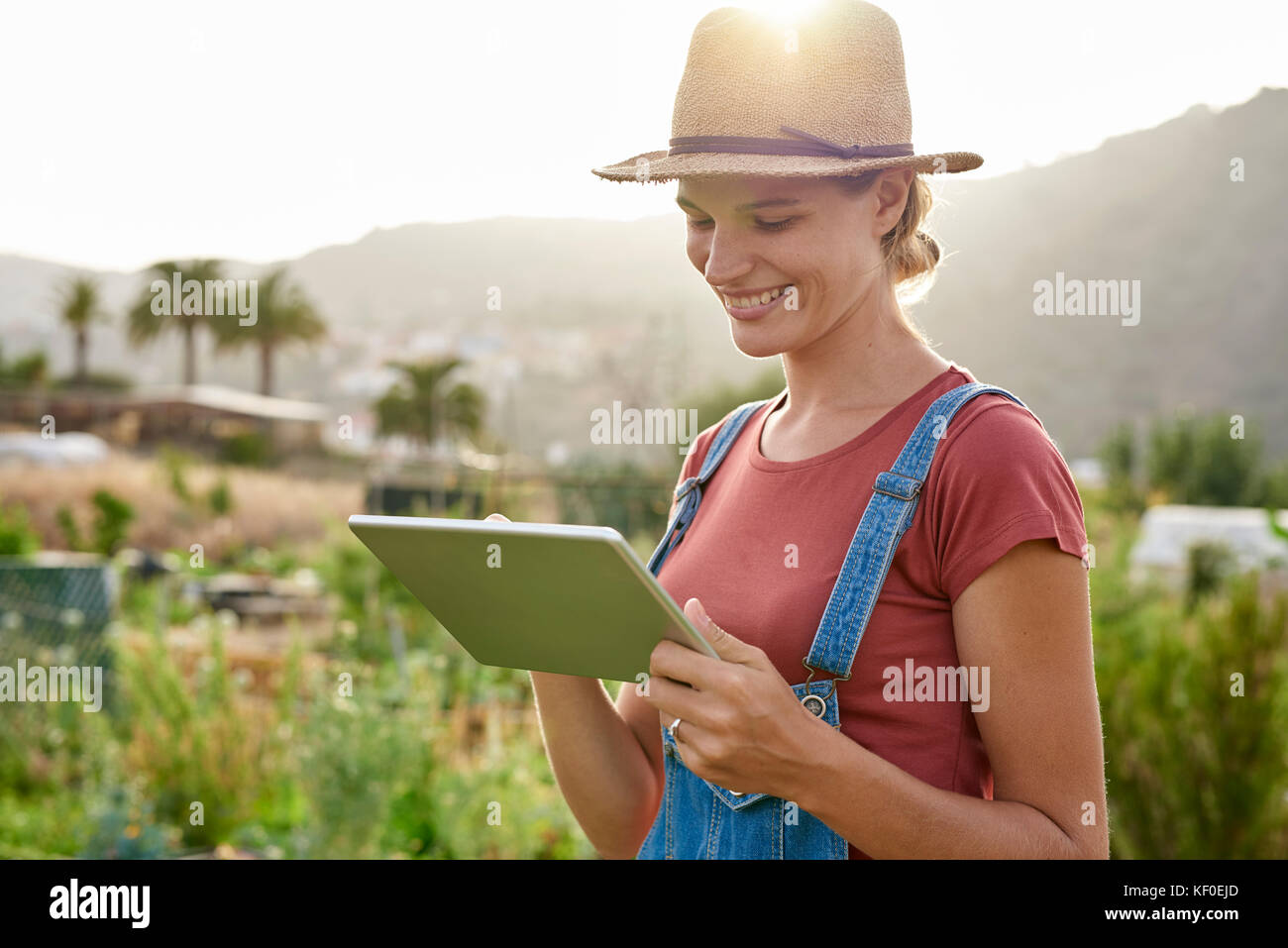 Spanien, Kanarische Inseln, Gran Canaria, lächelnden jungen Frau an Tablet suchen Stockfoto