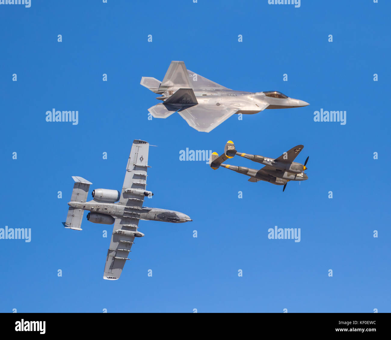 Heritage Flight. Während der Kalifornien 2017 International Airshow, ein Trio von militärischen Flugzeugen aus drei verschiedenen Epochen flogen zusammen in der Ausbildung. Stockfoto