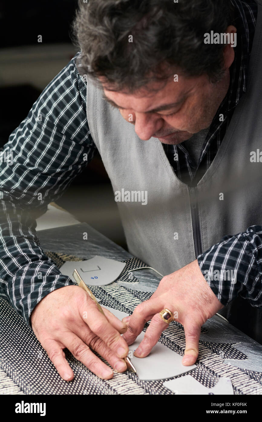 Handwerkliche Herstellung aus Leder Schuhe in seinem Atelier Stockfoto